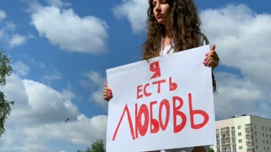 Anna Padutova sostiene un cartel durante las protestas con el lema "yo soy amor".