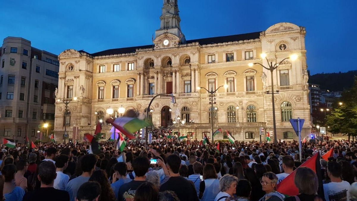 Manifestacion en el Ayuntamiento de Bilbao contra el genocidio de Israel en Palestina