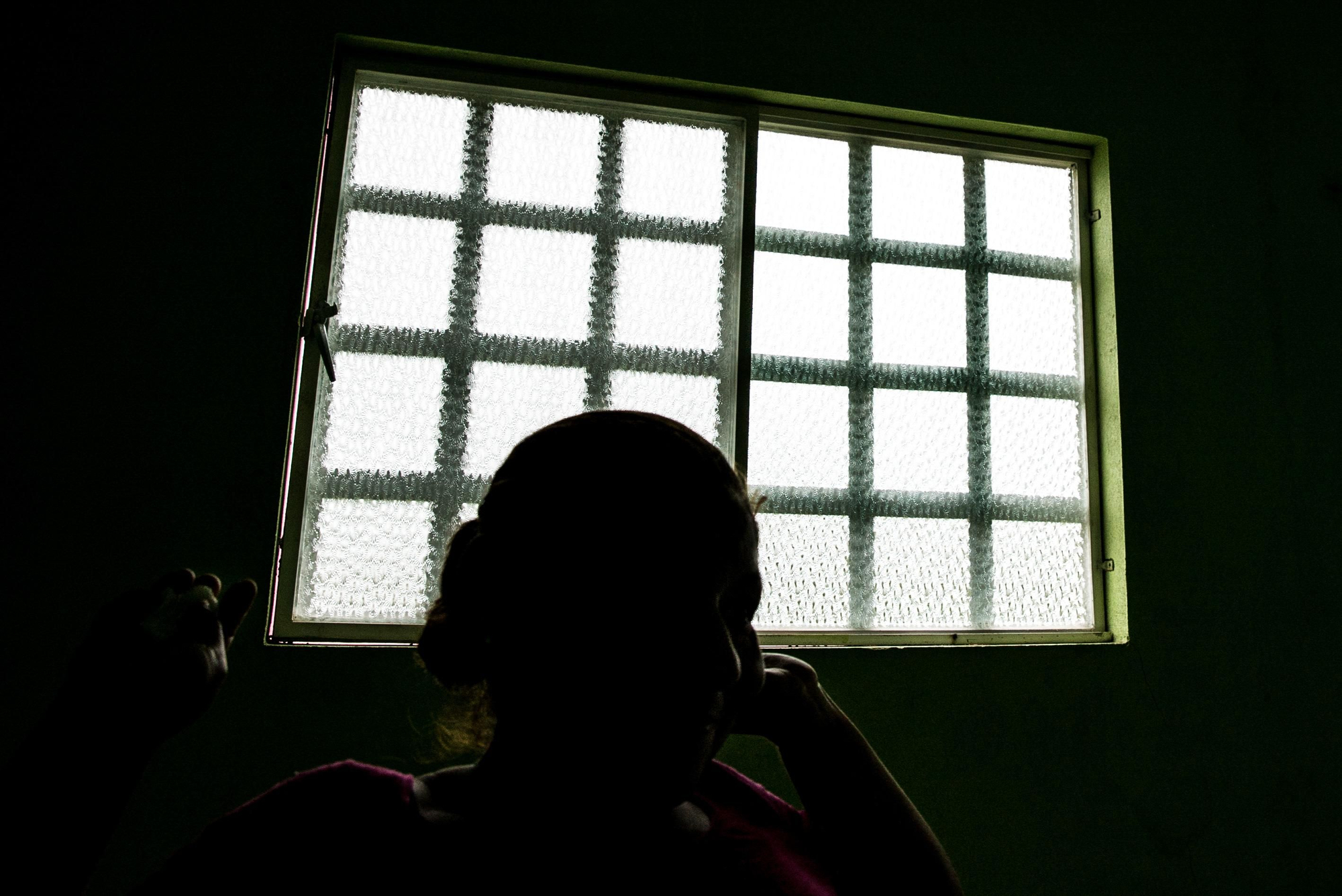 M. es de Honduras. Ha sido víctima de violencia de género por parte de su marido adicto a las drogas e integrante de una mara, como se conoce en Honduras a las pandillas. “Mi marido me maltrataba verbal y físicamente. También abusaba de nuestro hijo de ocho años y lo utilizaba para vender drogas. Nos pegaba y nos insultaba a diario, vivíamos con un terror constante. Cuando traté de denunciarle, siempre salía inmediatamente de prisión porque su pandilla colaboraba con la policía local. Cada vez que me mudaba a un lugar diferente en Honduras, me encontraba a través de sus contactos y me amenazaba con matarnos a los dos. ‘Incluso si te vas al infierno te encontraré y te mataré, me decía’”. M. ha escacado a México en busca de protección y actualmente está en proceso de solicitar asilo en el país. Fotografía: Marta Soszynska / MSF