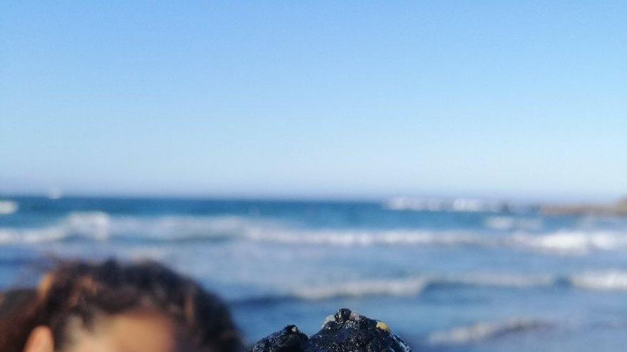 Las costas canarias se oscurecen con un residuo marino causado por los derrames de petróleo y plástico