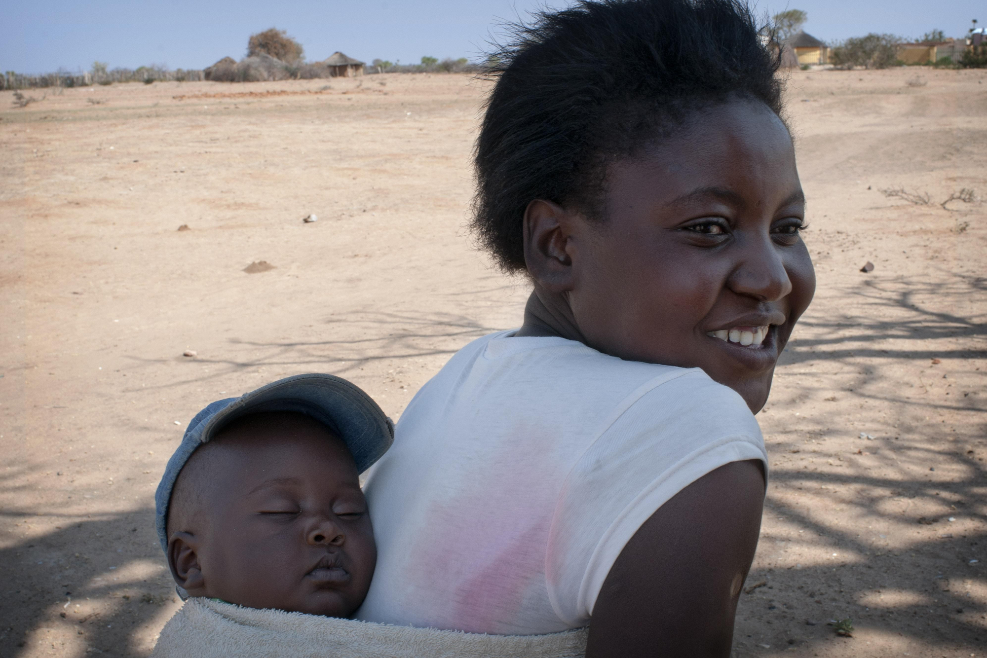 Samkelem supo que era seropositiva muy joven. “Me enfadé mucho porque ni siquiera tenía novio. Supe entonces que mis padres eran portadores del virus”. Hoy, gracias a los programas de prevención, ha tenido a su  primer hijo, Proud, libre de VIH.