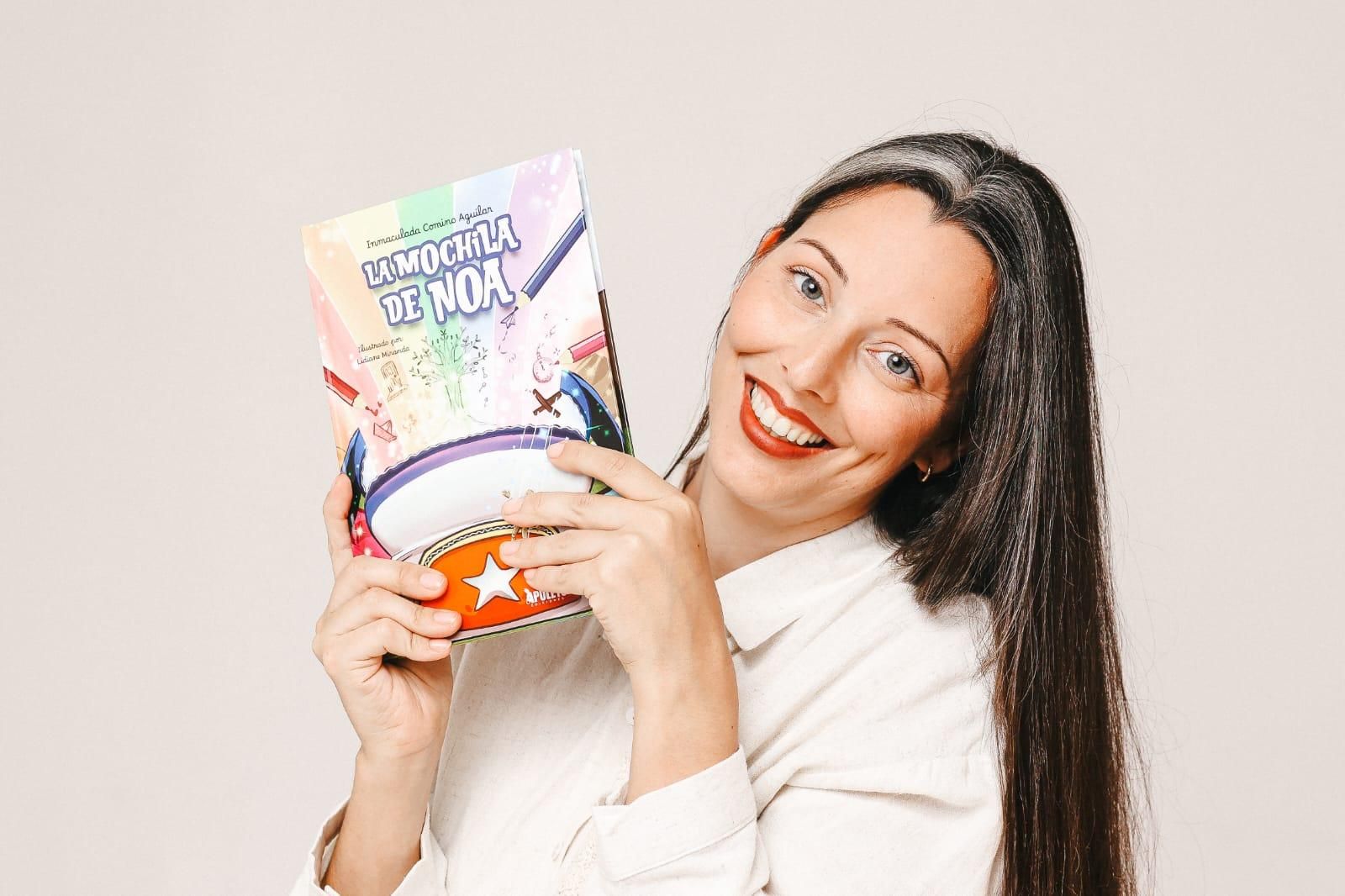 Inmaculada Comino Aguilar con su primer libro infantil. YAIZA CASTILLO