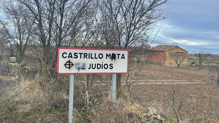 La entrada al municipio, también vandalizada.