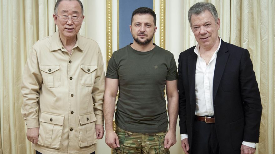 El ex secretario general de la ONU Ban Ki-moon (d), acompañado del expresidente de Colombia Juan Manuel Santos (i), en una fotografía de archivo. EFE/Mauricio Dueñas Castaeda