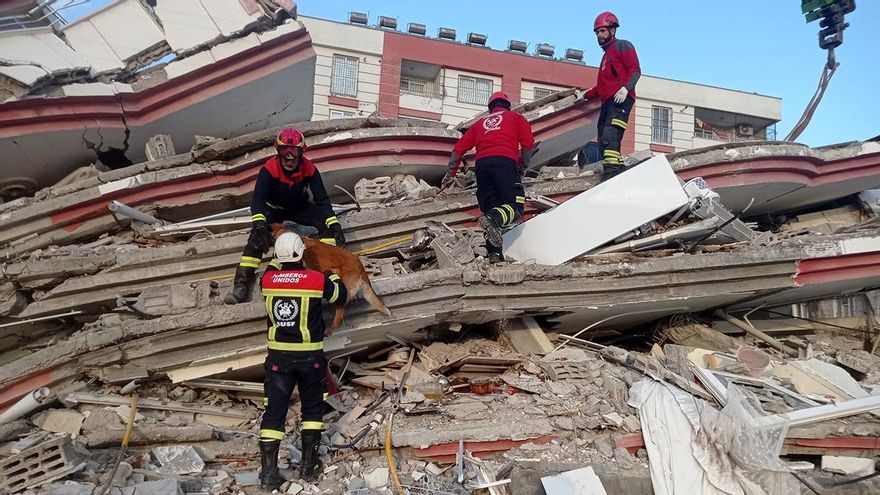 Primeras horas de trabajo de los tres bomberos y los dos perros de Córdoba destinados a Turquía