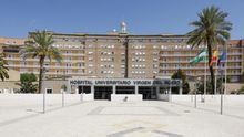 Entrada del Hospital Virgen del Rocío, donde el joven fue dado de alta ayer por la noche.