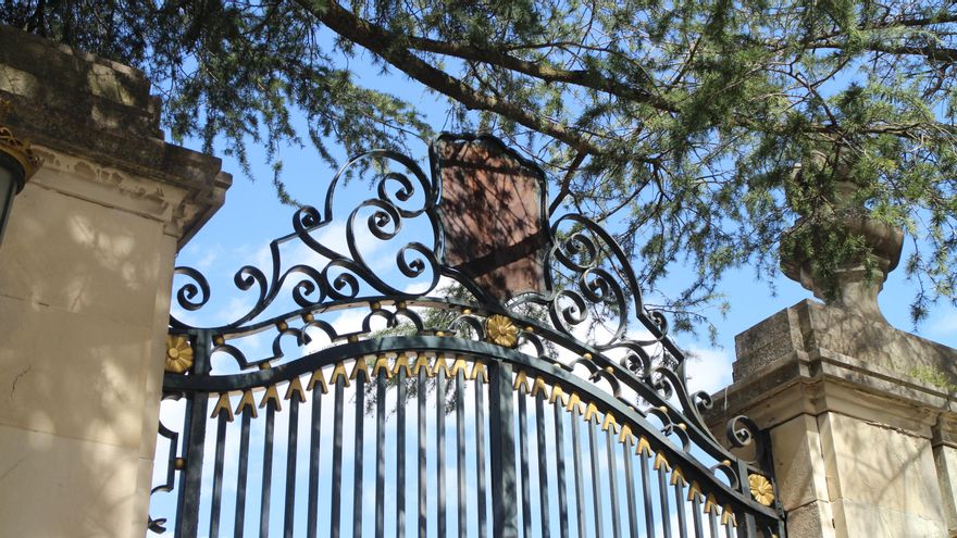 Patrimonio Nacional retira los escudos del águila franquista que mantenía en El Pardo, la residencia oficial del dictador