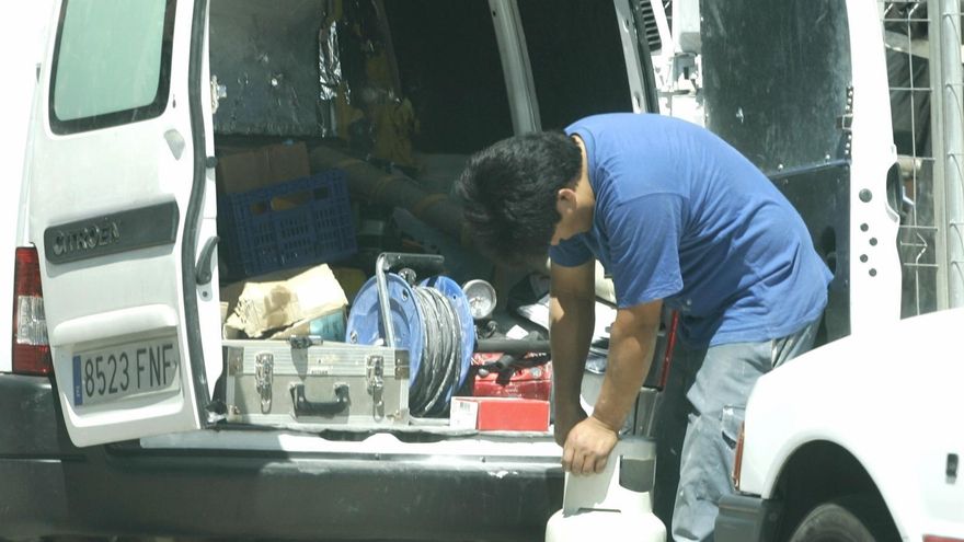 Archivo - Inmigrante trabajando.