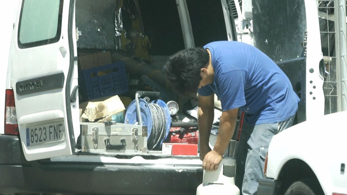 Archivo - Inmigrante trabajando.