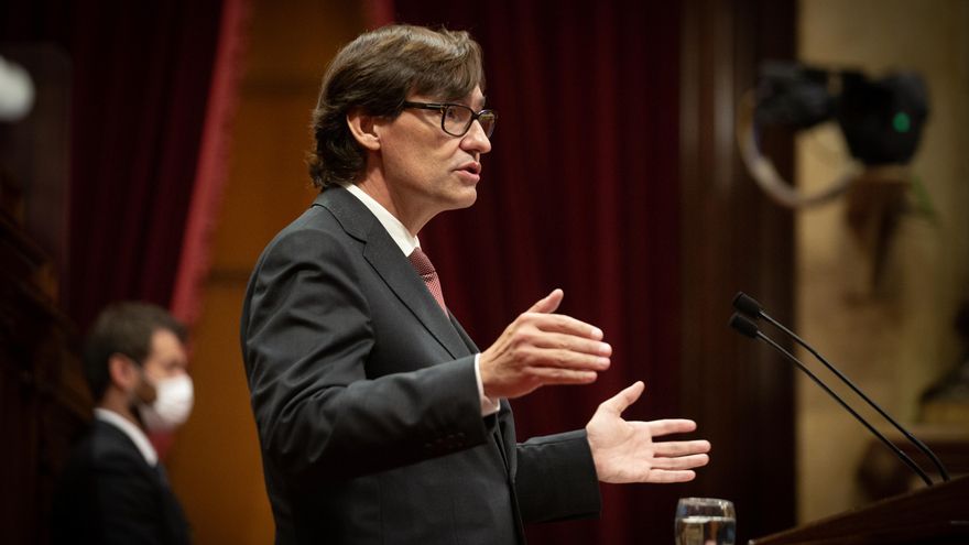 El líder del PSC, Salvador Illa, interviene en la segunda sesión del Pleno en el Parlament de Cataluña, a 6 de octubre de 2021, en Barcelona, Cataluña (España). Durante esta sesión de control, el Govern de la Generalitat responde a cuestiones relacionadas