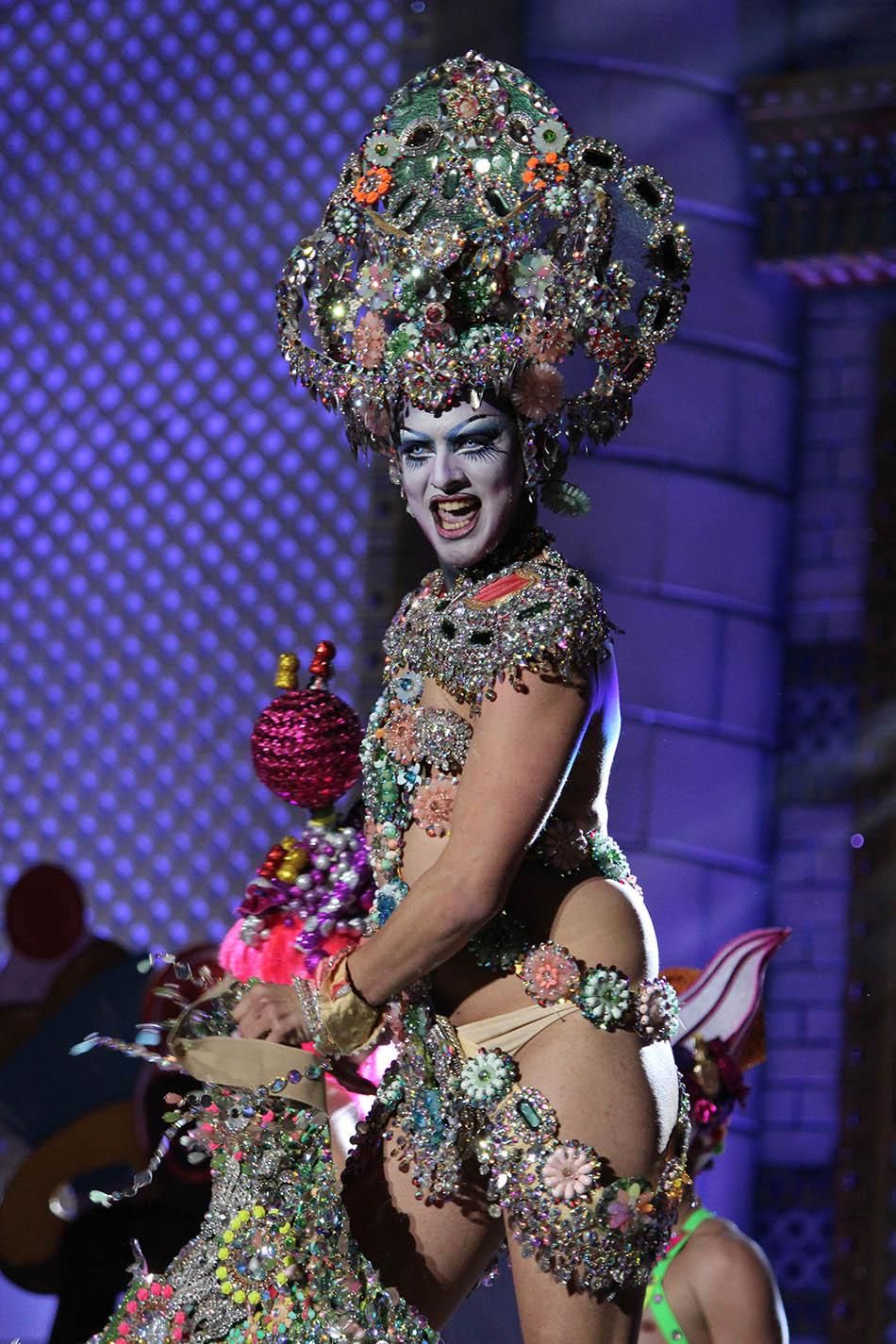 Drag Vulcano con el diseño 'Consumir preferentemente antes de la fecha indicada. Atentamente Vulkigolosa'.