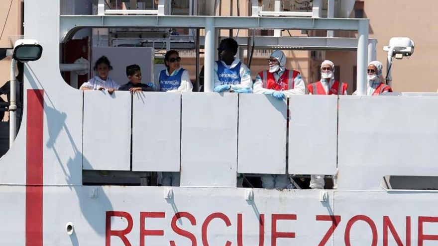 Un barco de la Guardia Costera italiana con 177 migrantes espera un puerto