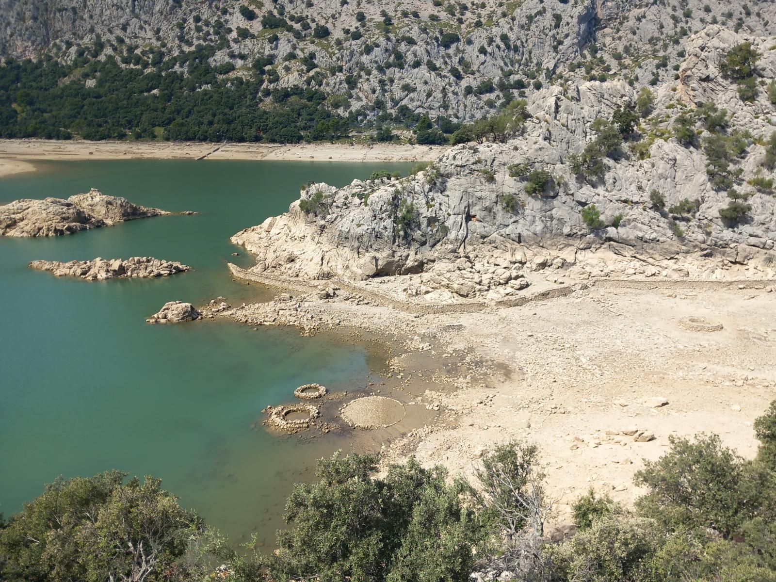 Embalse del Gorg Blau, bajo el cual se encuentra el yacimiento de Almallutx, último asentamiento musulmán en la isla.