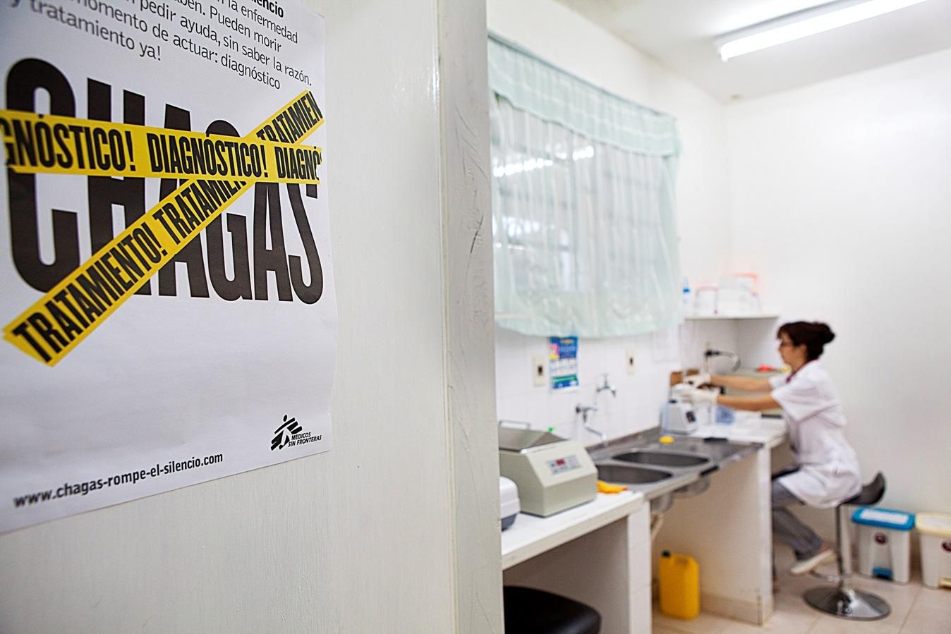 Para la enfermedad de Chagas todavía no existe una prueba de diagnóstico adecuada ni con un tratamiento adaptado a esta enfermedad. La doctora Marta Terol conserva una prueba serológica de los pacientes en el laboratorio de referencia del hospital de Boquerón, en Paraguay.