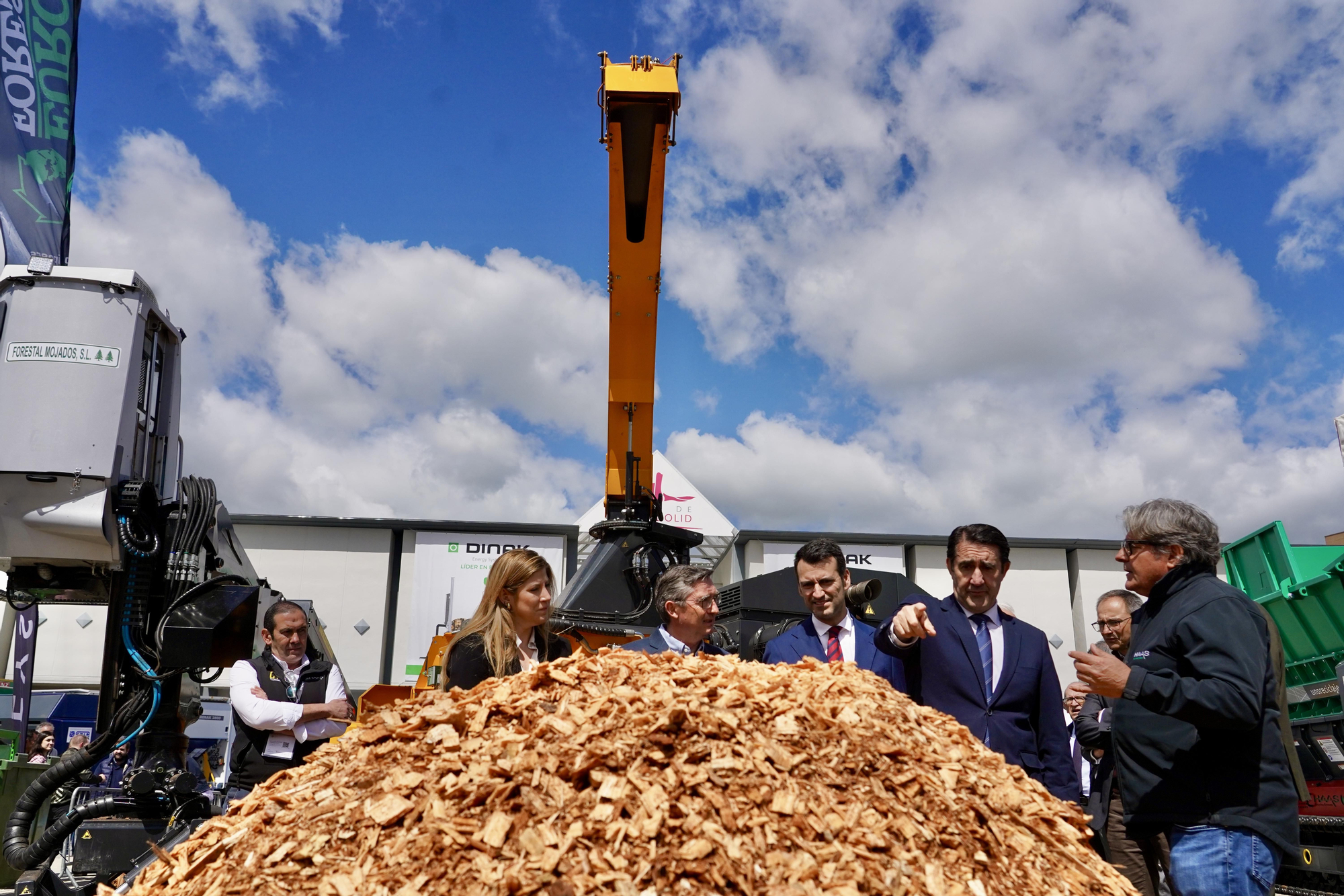 El consejero Juan Carlos Suárez-Quiñones en una planta de biomasa de Castilla y León, archivo.