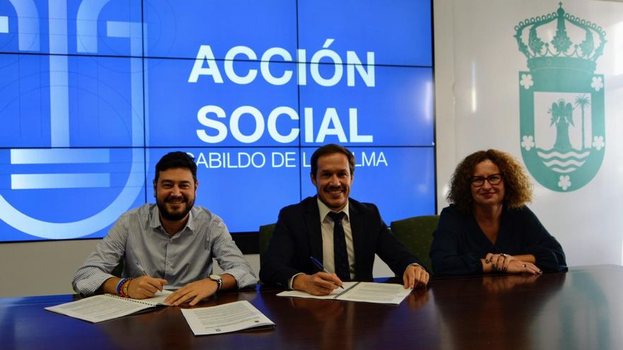 De  izquierda a derecha: Jacob Qadri, alcalde de Barlovento; Mariano H. Zapata, presidente del Cabildo, y  Nieves Hernández, consejera insular de Acción Social.