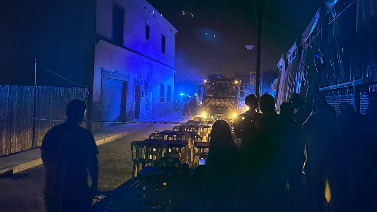 El incendio de un generador deja a oscuras la feria de Santa Cruz y parte de la barriada