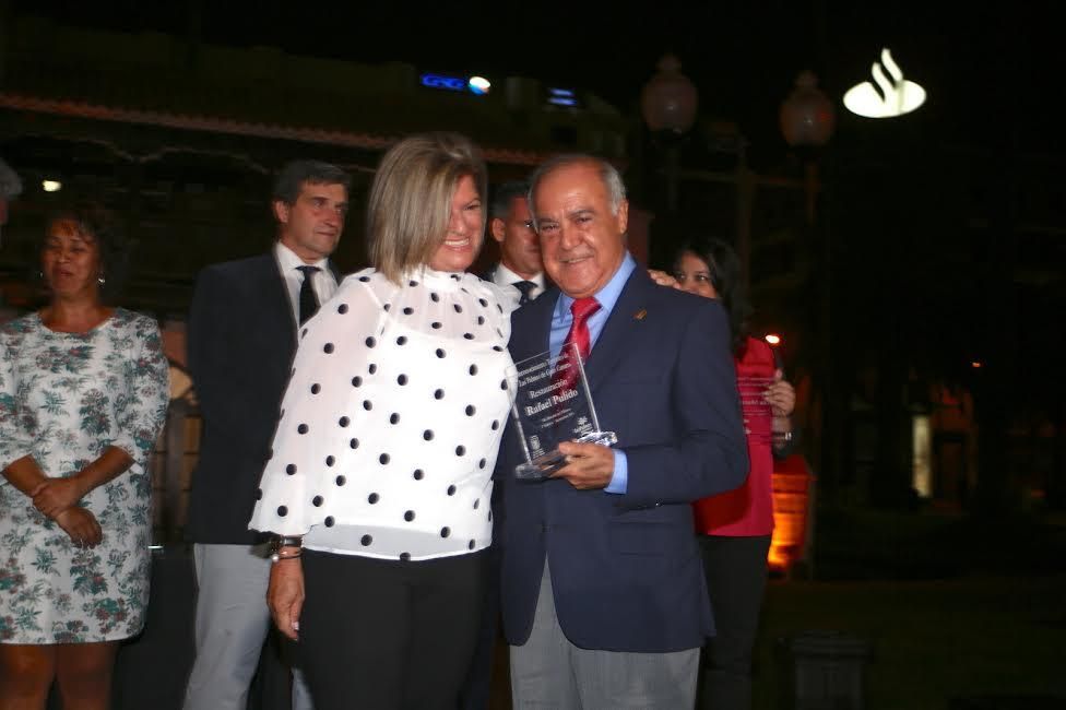 Inma Medina entrega el galardón al restaurador Rafael Pulido. (ALEJANDRO RAMOS)