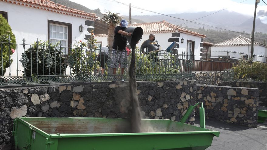 Limpieza de ceniza en una vivienda en La Palma. (ALEJANDRO RAMOS)