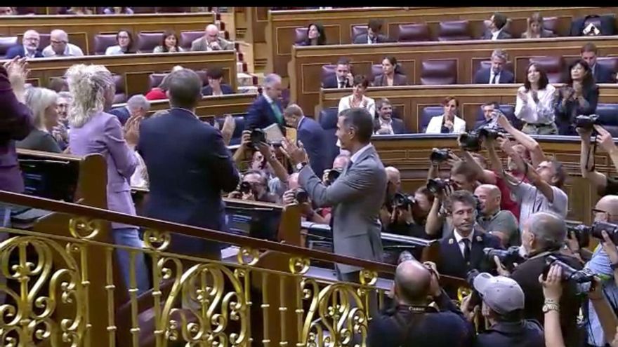 La bancada del PSOE aplaude a Sánchez a su llegada al debate sobre vivienda en el Congreso