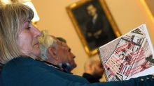 María Dolores Valle, con el informe de localización de la fosa de Utrera (Sevilla) y el rey Felipe, borroso, de fondo. |