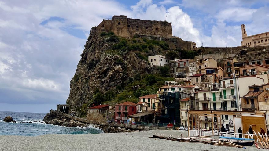 Scilla ofrece un paisaje único en la costa donde se funden aguas cristalinas y mitología.