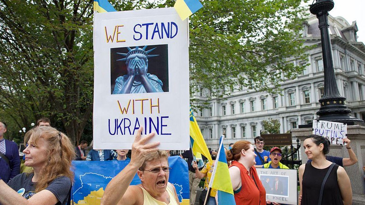 Un grupo de personas durante una concentración de apoyo a Ucrania junto a la Casa Blanca, este lunes en Washington.