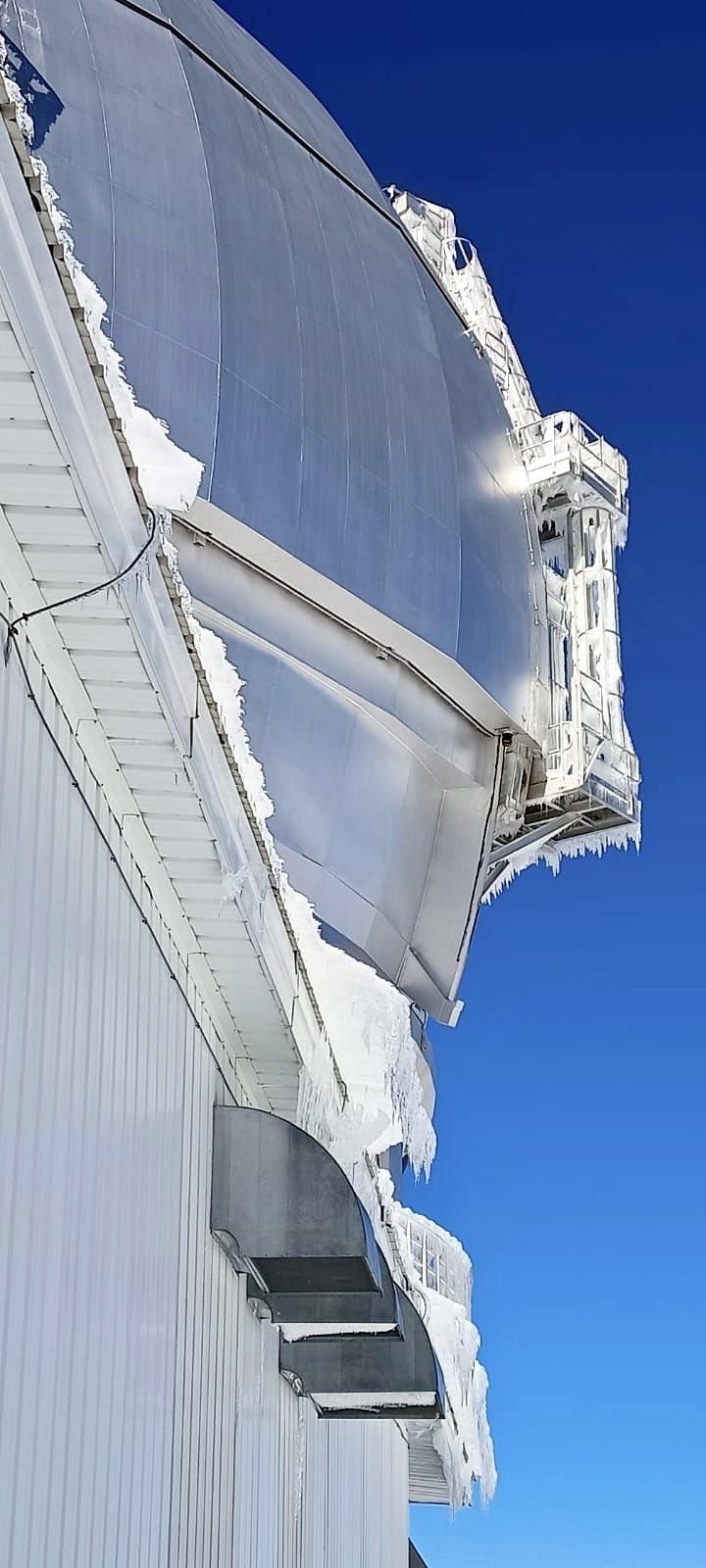 Hielo en la cúpula del Gran Telescipio Canarias.