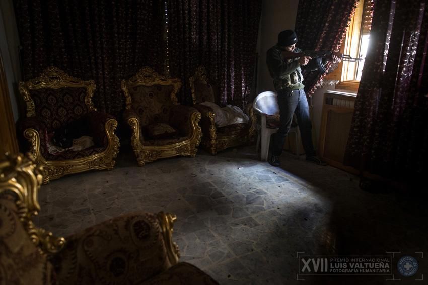 Un combatiente del Ejército Libre de Siria apunta con su arma de fuego en el barrio de Saif al-Dawlah de Aleppo/ Niclas Hammarström