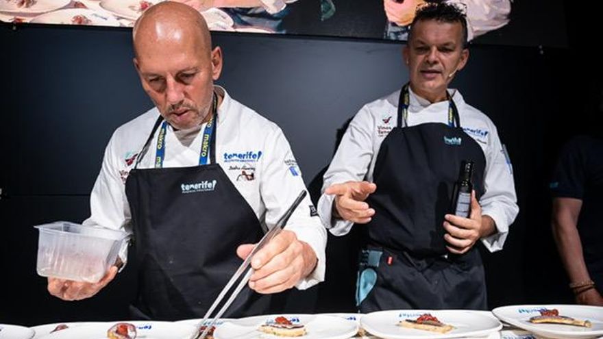 Juan Carlos Clemente e Isidro Álvarez preparando el almuerzo