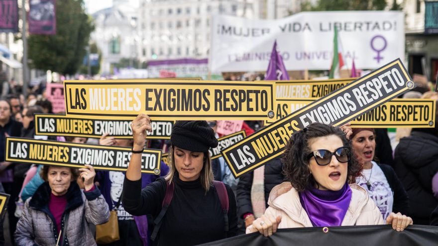 "Las mujeres exigimos respeto", lee una de las pancartas en la marcha del sábado por la mañana en Madrid.