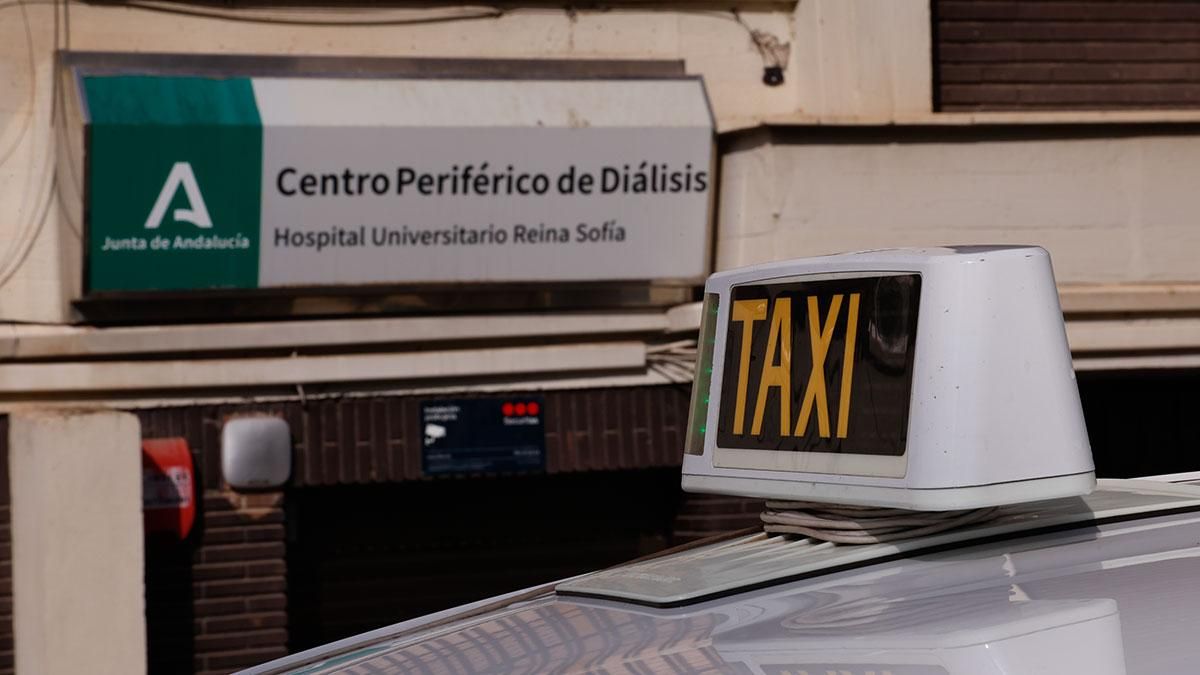 Taxi en la puerta del Centro Periférico de Diálisis de Perpetuo Socorro