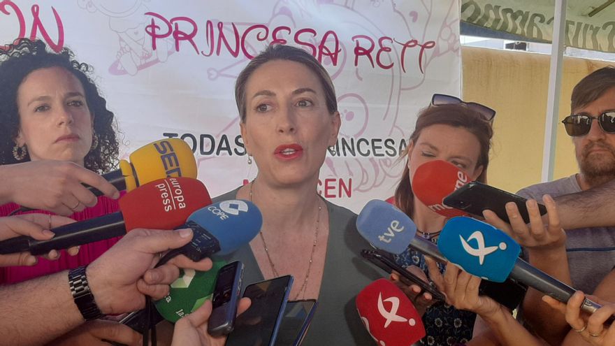 La presidenta del PP de Extremadura, María Guardiola, atiende a los medios en Badajoz