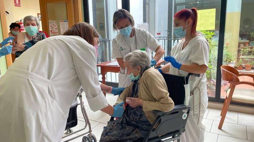 Mayores del centro La Encamisá, de Navalvilllar de Pela (Badajoz), han recibido la dosis adicional de la vacuna contra la COVID