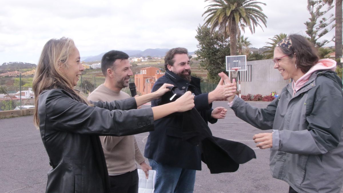 Un momento de la entrega de material al nuevo equipo.