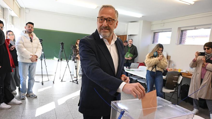 El candidato de VOX por León, Carlos Pollán, ejerce su derecho al voto en un colegio electoral en León
