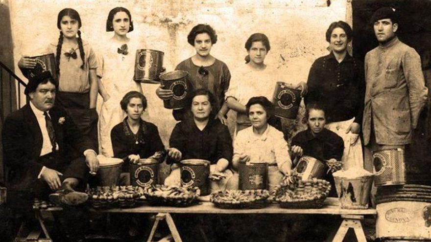 La mujeres han sido la fuerza motriz de las factorías pesqueras desde que se intalaron en el Cantábrico procedentes de Italia. Como muestra esta foto tomada en los años 20.