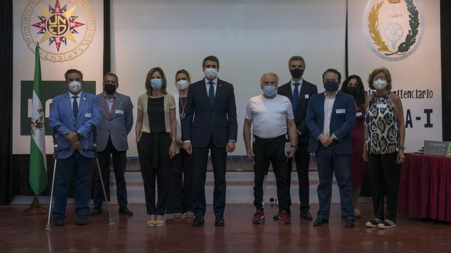 Archivo - Acto de la entrega de los libros recogidos en la campaña solidaria impulsada por el Grupo de Alimentación Díaz Cadenas, la Asociación 'Maruja Vilches con el Polígono Sur', y la Escuela de Fútbol 'Peloteros'