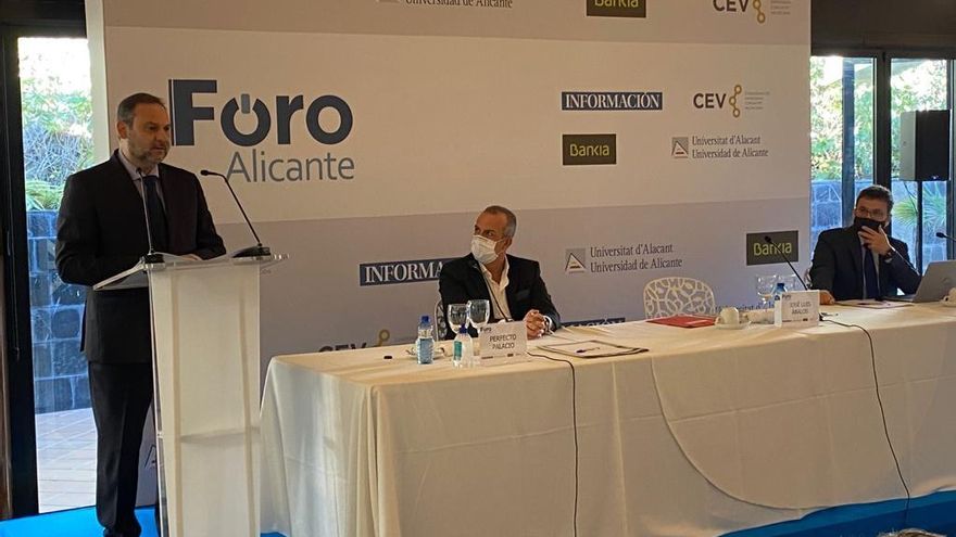 El ministro de Transportes, Movilidad y Agenda Urbana, José Luis Ábalos, en Alicante