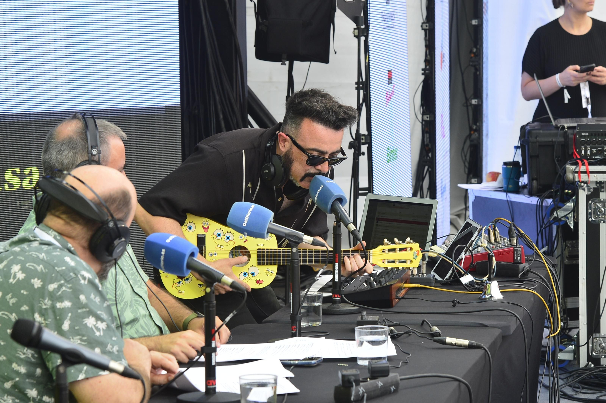 Javi Álvarez interpreta una canción con su guitarra de Bob Esponja durante Catástrofe Ultravioleta