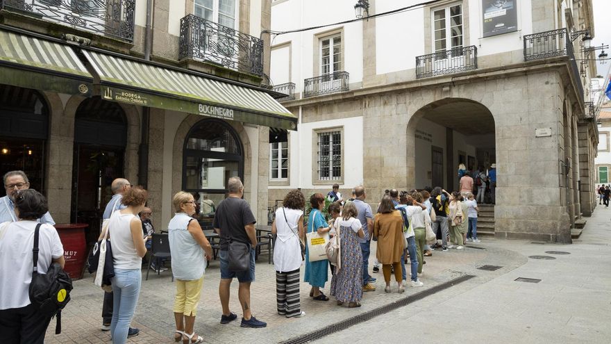 Cientos de personas hacen cola a las puertas del Teatro Rosalía de Castro para asistir a los Monólogos Inspiradores para el Cambio (MIC)