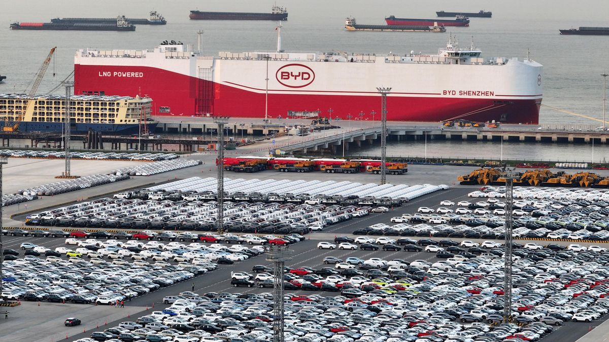 El nuevo buque de carga rodada BYD Shenzhen, con espacio para 9.200 coches, en el puerto de Taicang (China).