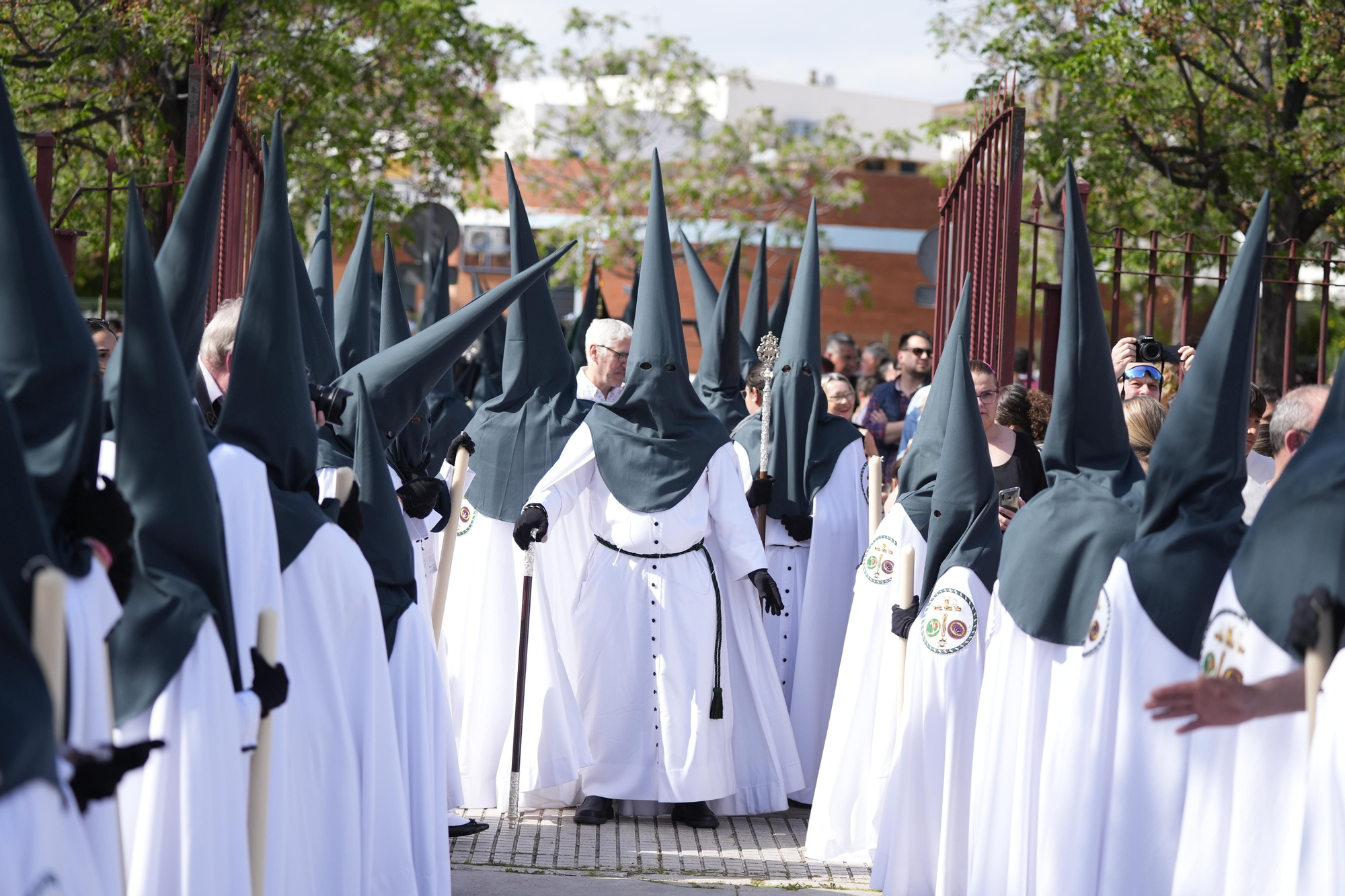 Día histórico en las Tres Mil Viviendas: primera salida procesional de la Hermandad de Bendición y Esperanza