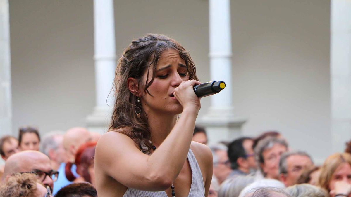 La cantante y violinista Antía Ameixeiras, en un momento de su actuación con el dúo Caamaño & Ameixeiras