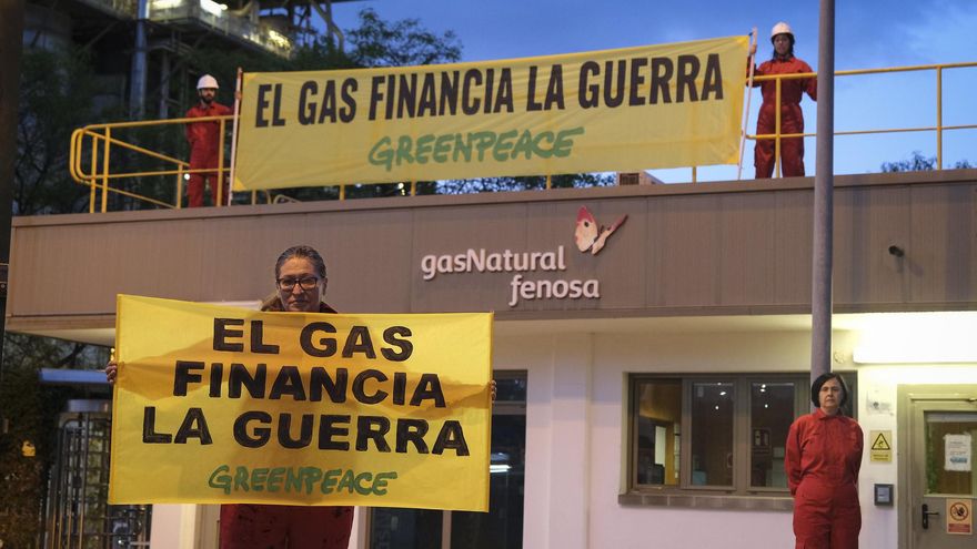 Activistas de Greenpeace, este jueves, en la central de Campanillas (Málaga)