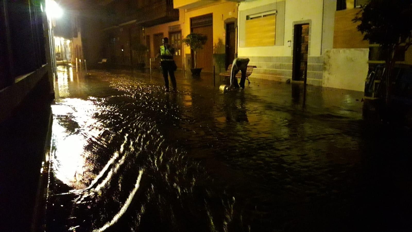 El agua marina, dentro de muchas de las casas terreras