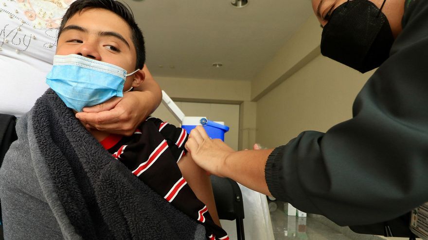 Personal de salud aplica la vacuna contra covid-19 a menores de edad y con alguna comorbilidad hoy, en la ciudad de León, estado de Guanajuato (México). EFE/Luis Ramírez