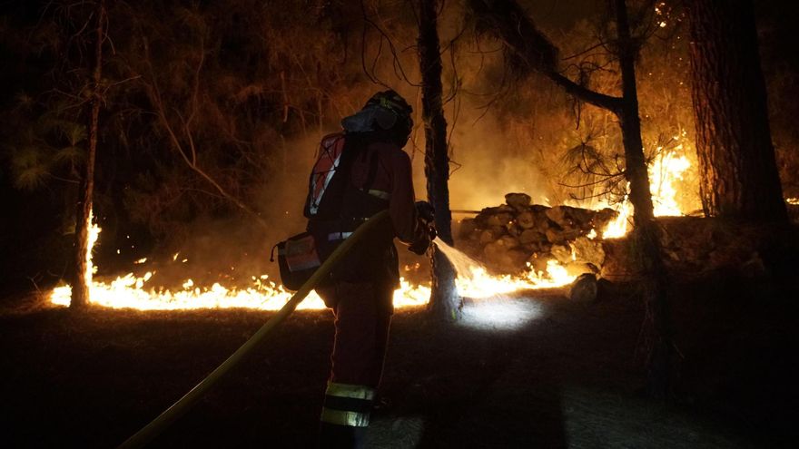 Miembros de la Unidad militar de emergencias (UME) trabajan en labores de extinción del incendio forestal de la isla de Tenerife