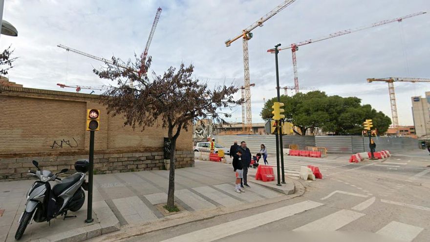 A la izquierda, el extremo del antiguo Convento de Jerusalén; a la derecha, las obras en La Romareda.