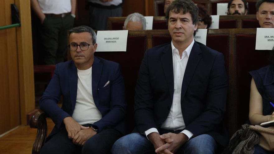 El hermano del presidente del gobierno David Sánchez y Miguel Ángel Gallardo, ex líder del PSOE extremeño, este jueves en la Audiencia de Badajoz, donde se inicia el juicio por el proceso de contratación de David Sánchez, hermano del presidente del Gobierno, en la Diputación de Badajoz. EFE/ Ballesteros POOL